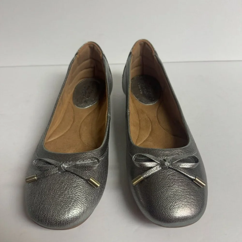 Comfortiva Womens Keegan Flat Grey/Gold Size 7.5 M